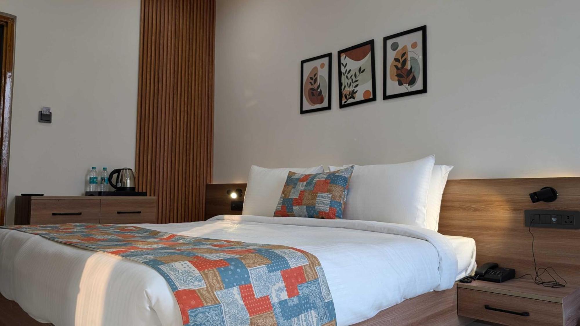 Hotel O Vasu Palace Ayodhya Buitenkant foto